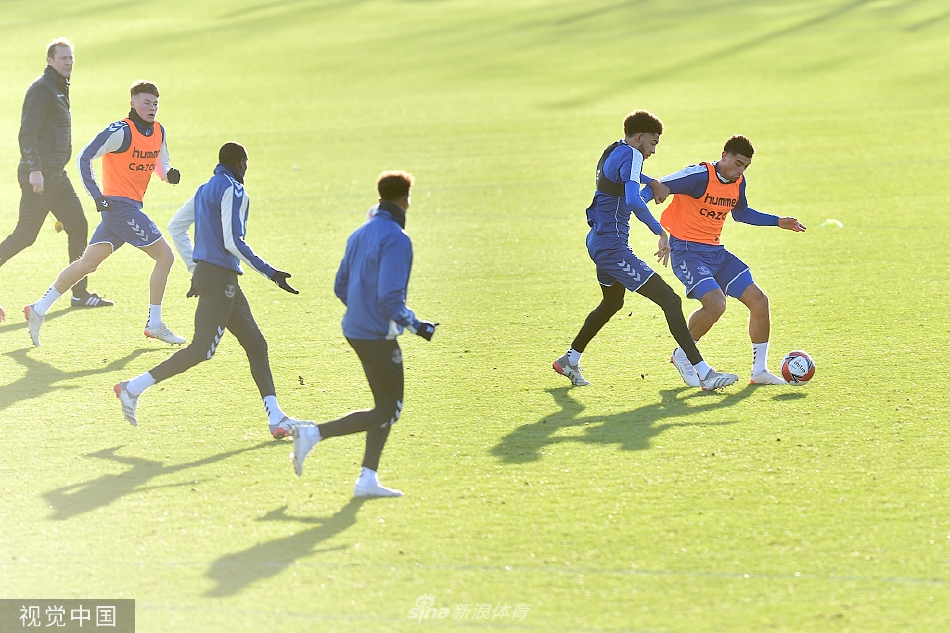 巴西前锋里沙利松带球突破，面对防守球员的拦截，他巧妙地用脚背外侧拨球变向，动作一气呵成。