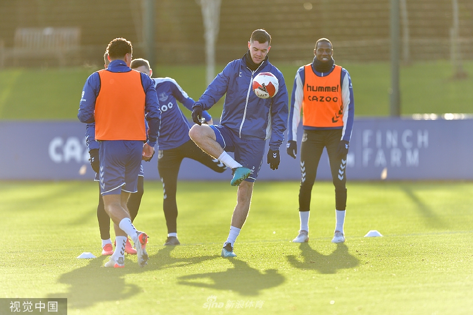 边锋德马赖·格雷在完成一记精彩的弧线球射门后，与队友击掌相庆，脸上洋溢着自信的笑容。