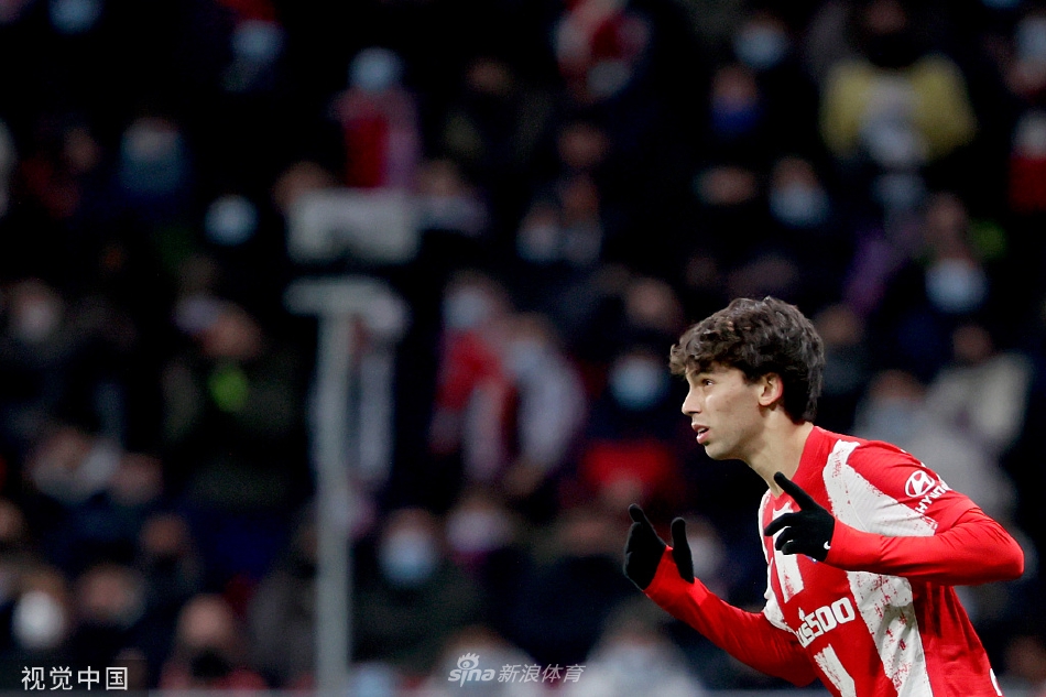 乌拉圭神锋苏亚雷斯进球后握拳怒吼，释放压力，尽显顶级射手的霸气与决心。