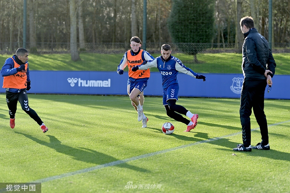 训练间隙，球员们围成一圈聆听教练布置战术，哈气在寒冷的空气中凝成白雾，气氛专注而凝重。