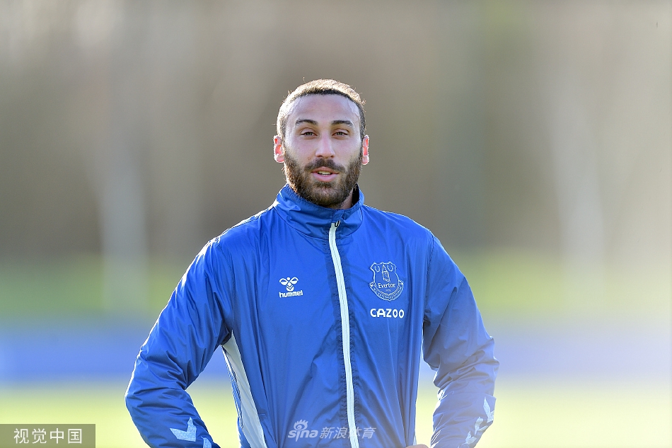 主力门将皮克福德在训练中飞身跃起，单手将势大力沉的射门托出横梁，眼神专注而坚定。