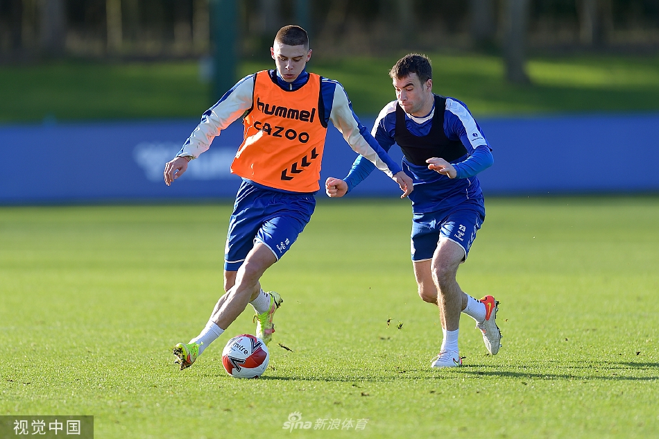 新任主帅弗兰克·兰帕德与助理教练在场边凝神观察训练，手持战术板，认真交流着对阵容和打法的看法。