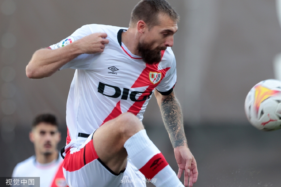 巴列卡诺门将飞身扑救后起身怒吼，捍卫自家球门不容侵犯。