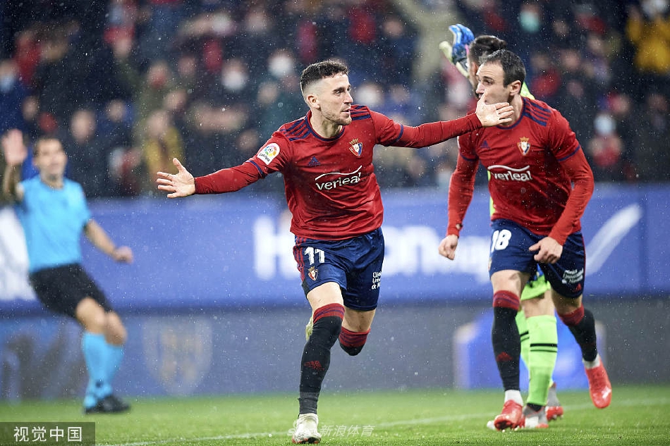 奥萨苏纳队球员在中场展开激烈围抢，双方球员寸土必争，比赛强度极高。