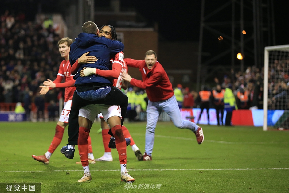 阿森纳门将莱诺飞身跃起，单掌将对手一记直奔死角的任意球拒之门外