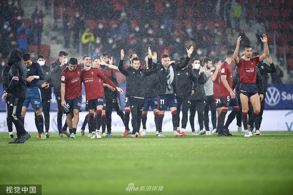 比赛关键时刻，双方主教练在场边神情专注，焦急地向场内球员传达战术指令。