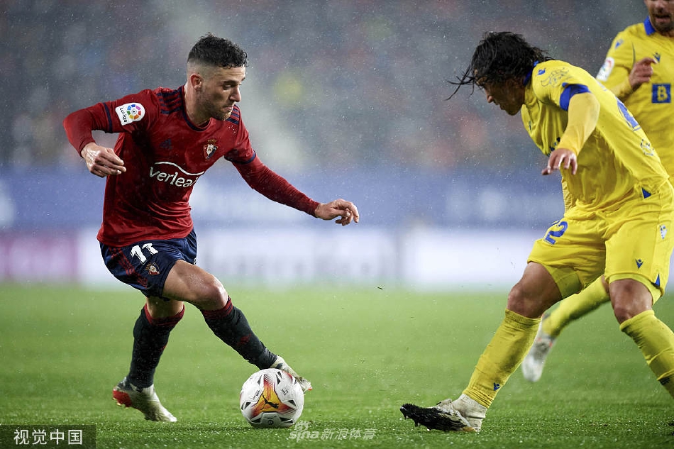 奥萨苏纳门将塞尔希奥·埃雷拉飞身跃起，单掌将对手极具威胁的射门托出横梁。