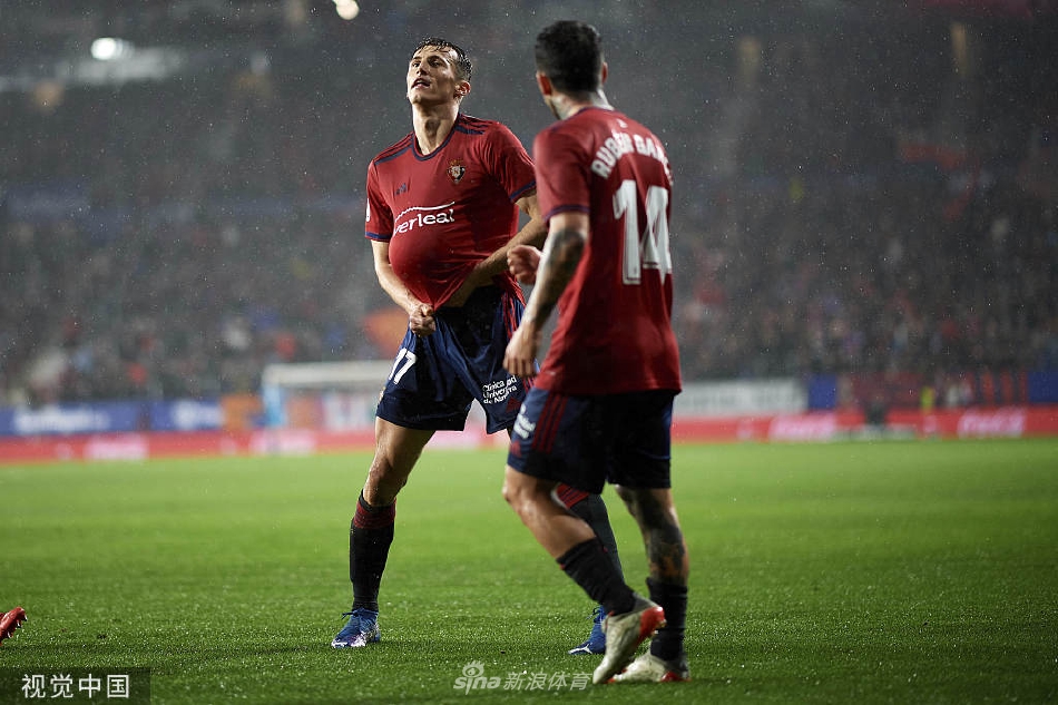 埃尔萨达尔球场看台化为红白色的海洋，数万主场球迷齐声高歌，庆祝球队胜利。