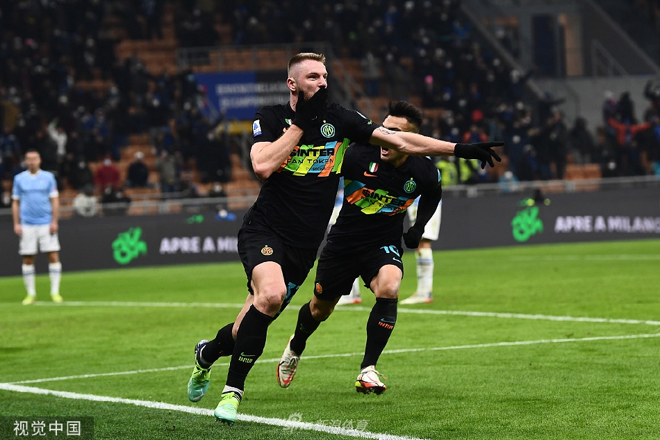 比赛结束后，国际米兰众将肩并肩围成一圈，在主教练的带领下激情呐喊庆祝胜利。