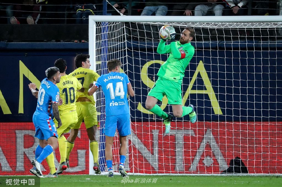 马竞球员孔多比亚在禁区外迎球怒射，皮球如出膛炮弹般直窜网底，为球队顽强扳平了比分。