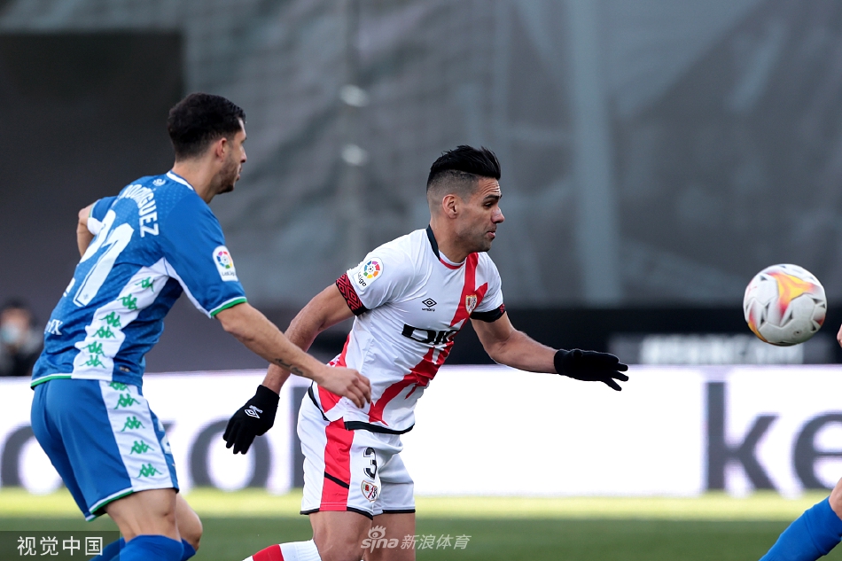 双方球员在角球争夺中高高跃起，肌肉紧绷，目光死死锁定空中飞来的皮球。