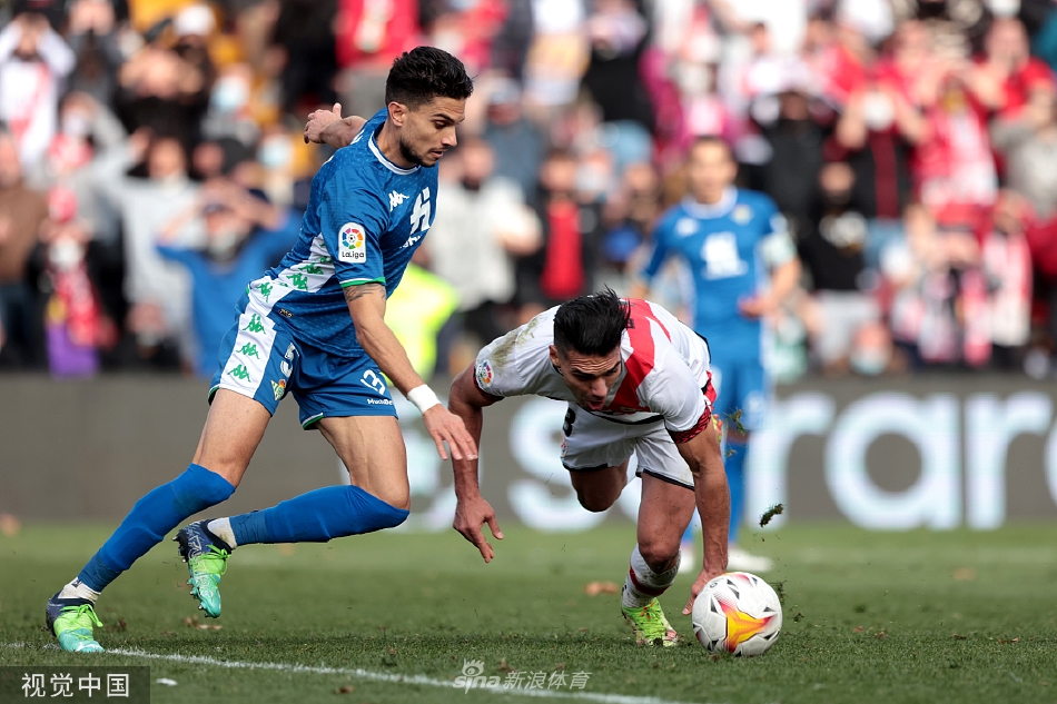 比赛结束后，双方球员相互拥抱交换球衣，体现了竞技体育中的尊重与友谊。