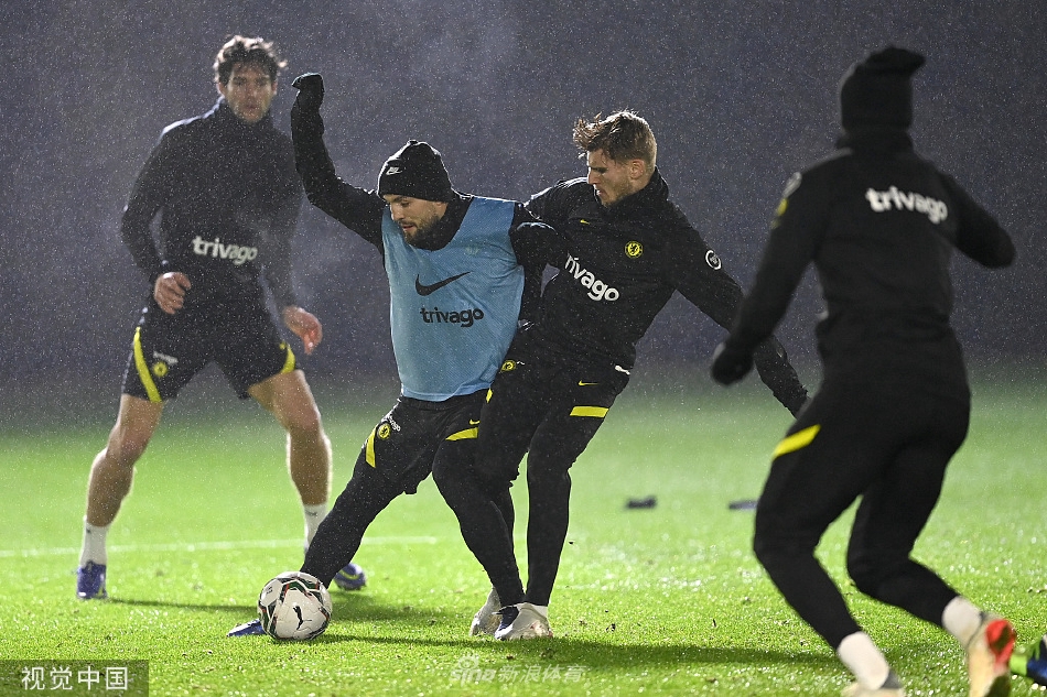 主教练托马斯·图赫尔神情专注，手持战术板在训练场边指挥，冬日的阳光下他的身影显得格外坚定，仿佛正在构思决胜的战术蓝图。