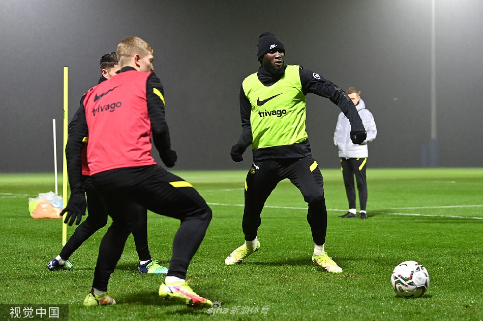 全队围成一圈进行训练后的总结，教练与球员手臂紧搭彼此肩膀，形成了一个团结而紧密的集体，象征着在关键战役前全队上下同心同德的战斗意志。