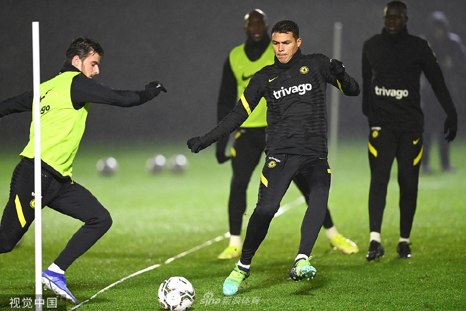 后卫吕迪格高高跃起，力压队友争顶头球，他强悍的身体素质和标志性的战斗表情，彰显了切尔西钢铁防线不容侵犯的决心。