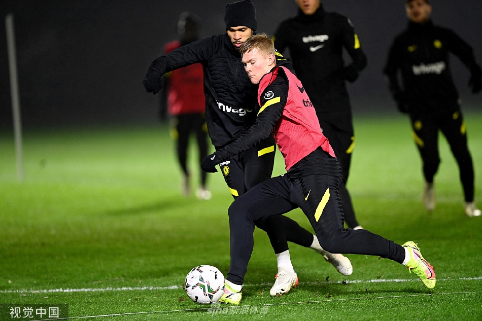 中场核心若日尼奥与坎特在训练中并肩交流，两人面带微笑，手势比划着跑位路线，展现了球队大脑与防线屏障之间默契无间的化学反应。