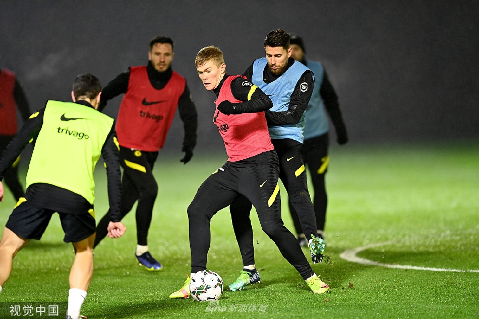 前锋蒂莫·维尔纳在练习射门后开怀大笑，与身旁的队友轻松互动，瞬间缓解了备战中的紧张气氛，展现了更衣室内的积极情绪。