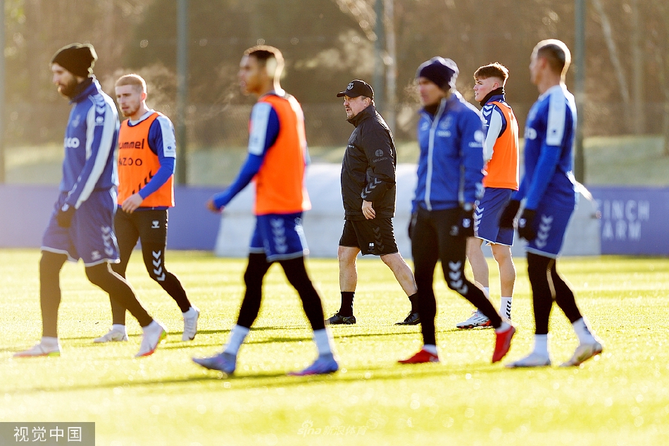 埃弗顿全队进行战术演练，球员们围成一圈聆听教练指导，展现出团结一心的精神面貌。