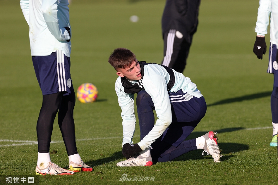 帕森·达卡与队友进行对抗训练，他将肩负起为球队攻城拔寨的重任