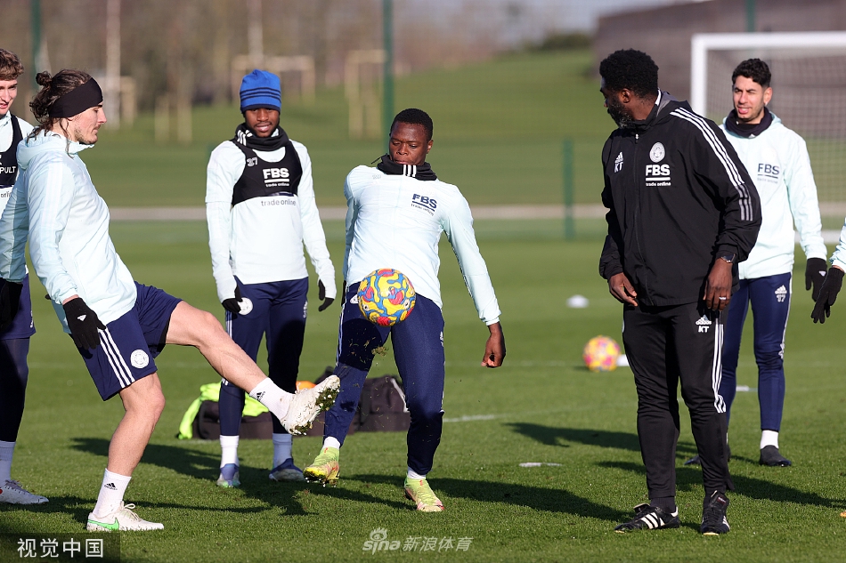 队长卡斯帕·舒梅切尔在训练中大声指挥后防线，他是球队后防的定海神针