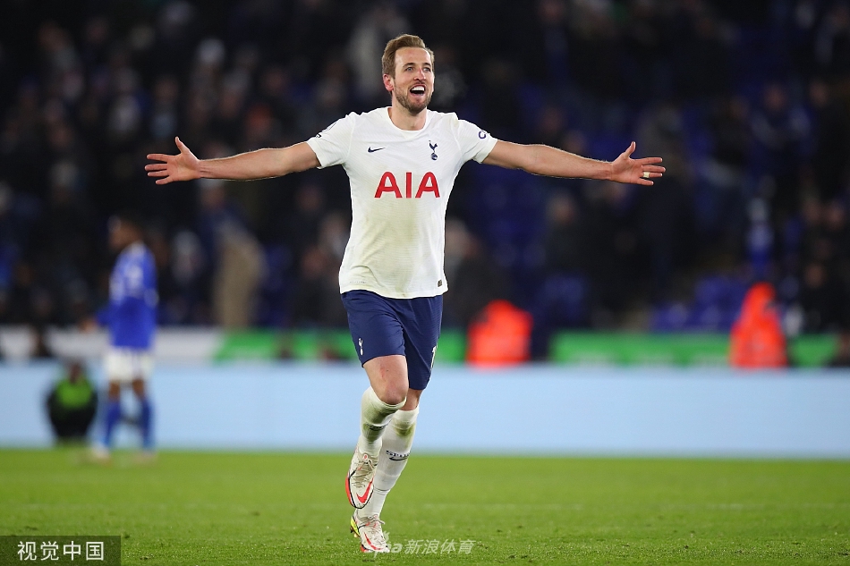 热刺主教练孔蒂在贝尔温绝杀后激情怒吼，紧握双拳，释放着内心的狂喜与压力。