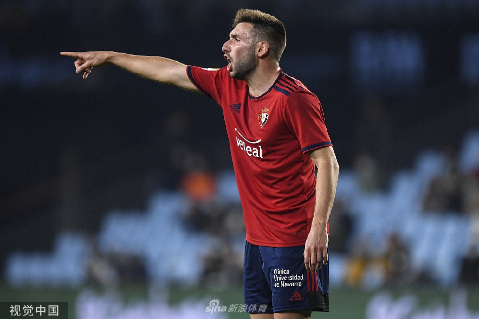 阿斯帕斯主罚点球瞬间，眼神坚毅如炬，全场屏息凝神