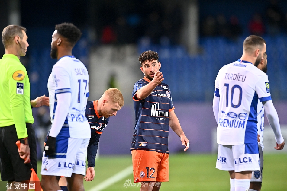 比赛结束后，特鲁瓦全队聚集在球场中央互相拥抱，庆祝这场来之不易的客场胜利。