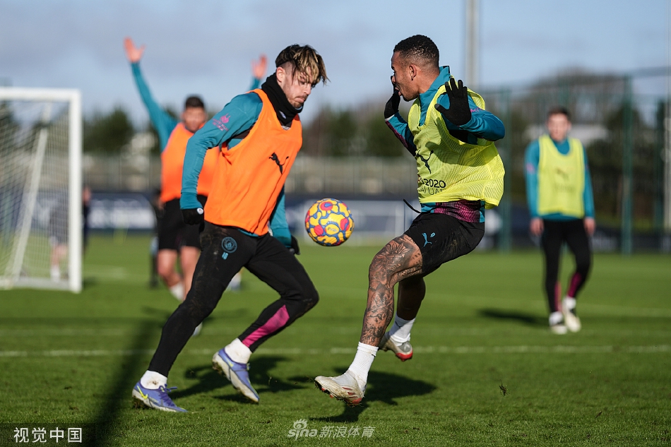 训练结束后球员们并肩离场，蓝色身影在夕阳下拉出长长的影子