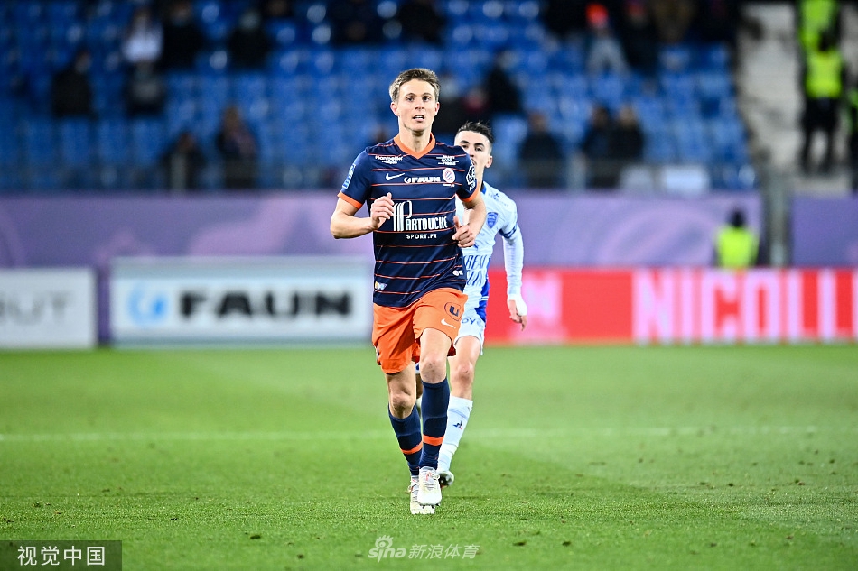 蒙彼利埃球员萨瓦尼耶被主裁判出示红牌后离场，表情沮丧，背影落寞。