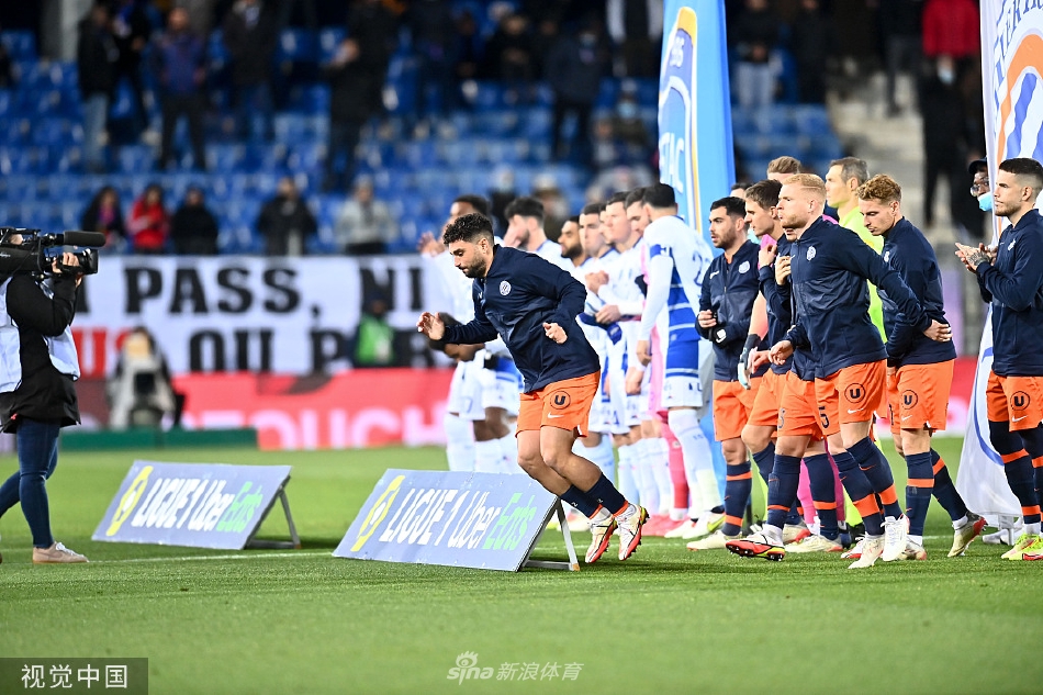 蒙彼利埃前锋瓦希跃起争顶头球，特鲁瓦后卫奋力干扰，双方在空中激烈对抗。