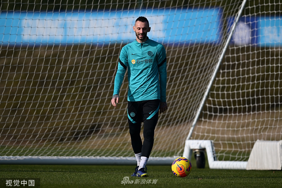 后防中坚什克里尼亚尔高高跃起，力压队友精准解围定位球传中