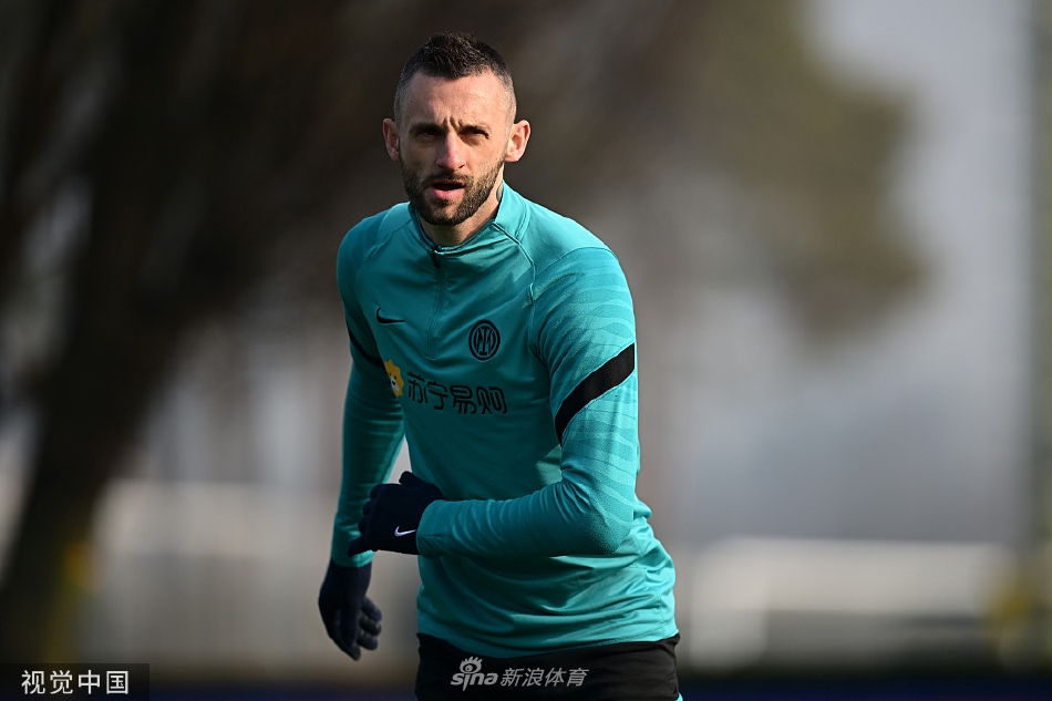 锋线双星劳塔罗与哲科在对抗训练中默契配合，相视一笑充满信心