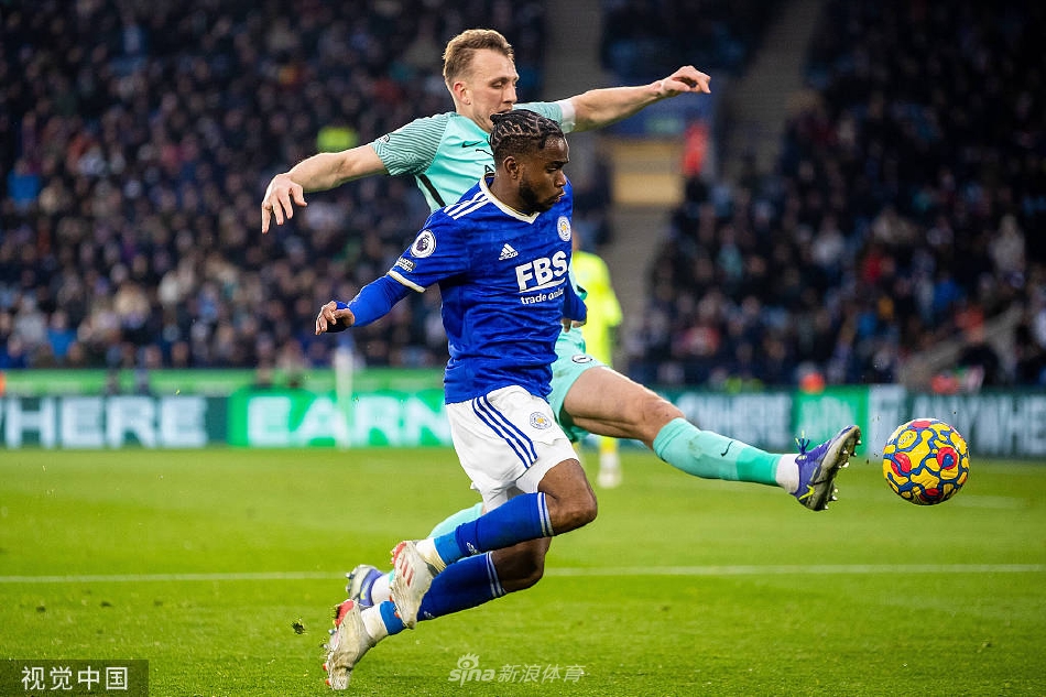 莱斯特城核心球员詹姆斯·麦迪逊在比赛中带球突破，陷入布莱顿多名球员的包围防守之中。