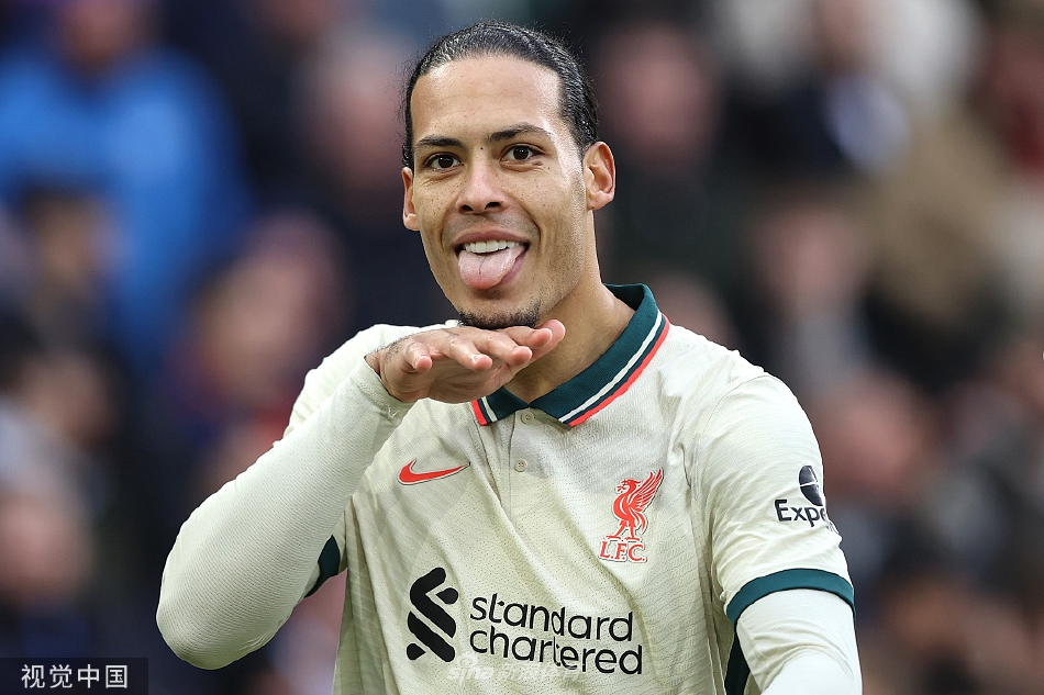 范迪克泰山压顶头球破门瞬间，利物浦中卫力压水晶宫防守球员将球狠狠砸入网窝