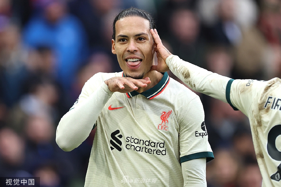 张伯伦远射世界波破门后振臂怒吼，背景是目瞪口呆的水晶宫门将和失望的主队球迷