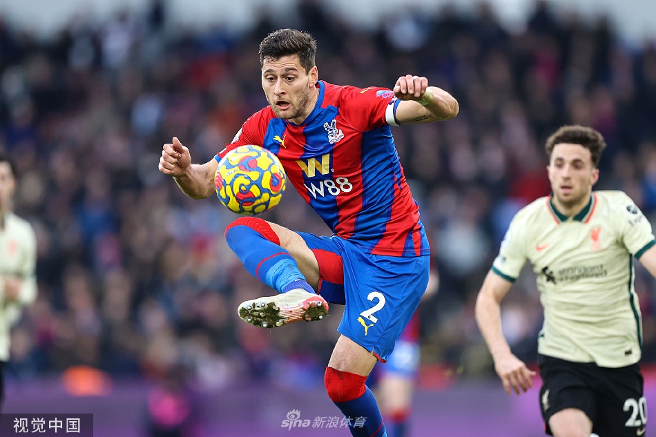 比赛结束后利物浦全队手拉手向客场球迷看台致谢，红色的海洋在伦敦夜空下格外耀眼