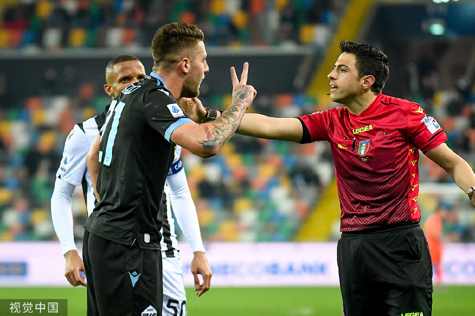 费利佩安德森高高跃起力压防守球员，以一记精准的头槌将球砸入网窝，瞬间点燃了客场球迷区的激情。