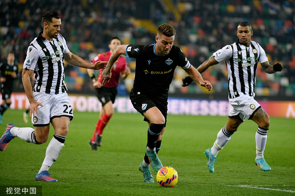 终场哨响后，双方球员神情各异，有的低头遗憾，有的互相致意，背景中泛光灯照亮了夜幕下的空旷球场。