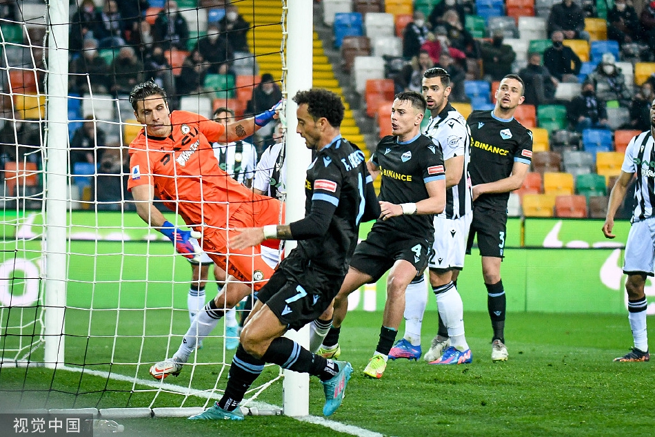 拉齐奥球员主罚角球瞬间，禁区内双方球员纠缠在一起，乌迪内斯门将西尔维斯特里全神贯注指挥防线站位。