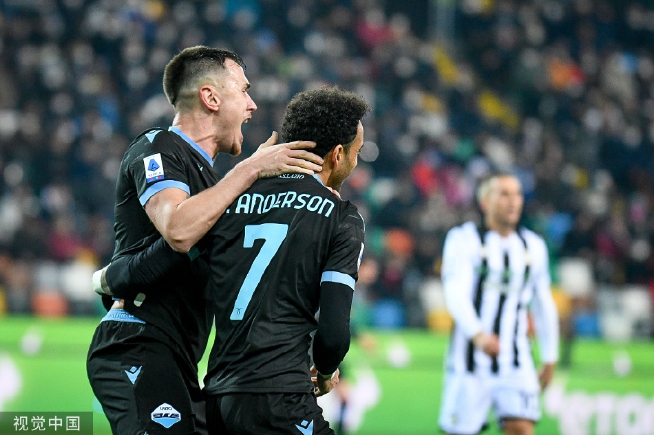 乌迪内斯球员在角旗区附近与拉齐奥后卫展开激烈身体对抗，双方肌肉紧绷寸土不让，争夺异常白热化。