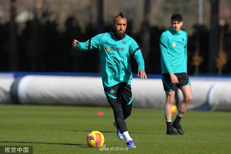 智利中场比达尔在训练中专注控球，眼神坚毅，展现出老将的核心风范