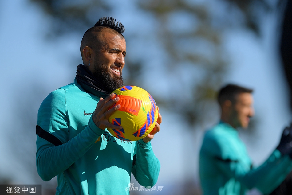 主帅西蒙尼·因扎吉在场边双臂环抱，神情严肃地观察训练情况