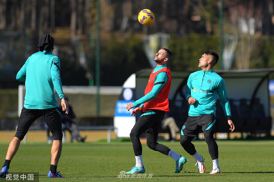 国际米兰球员在绿茵场上进行高强度折返跑训练，肌肉线条分明