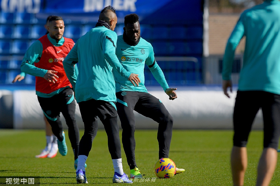 两名球员在训练中进行一对一攻防对抗，气氛激烈