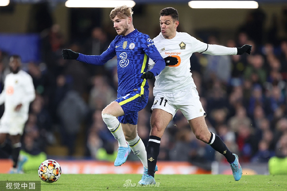 斯坦福桥球场的看台上，无数蓝色旗帜挥舞，球迷们起立鼓掌，用山呼海啸般的声浪为球队的出色表现喝彩。