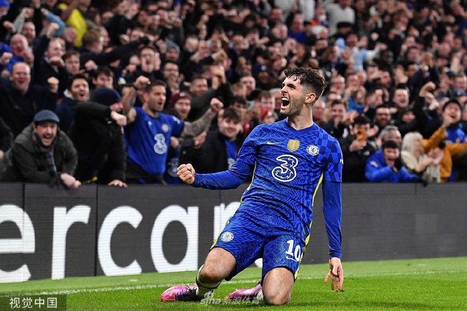 切尔西队员在中场形成紧密包围圈，成功拦截里尔的传球，展现了球队出色的整体防守纪律性。