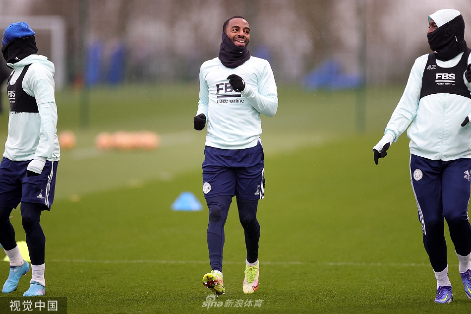 训练结束后，瓦尔迪与一名年轻前锋加练射门，老将认真指导着年轻人的跑位与脚法选择，体现了球队的传承精神。