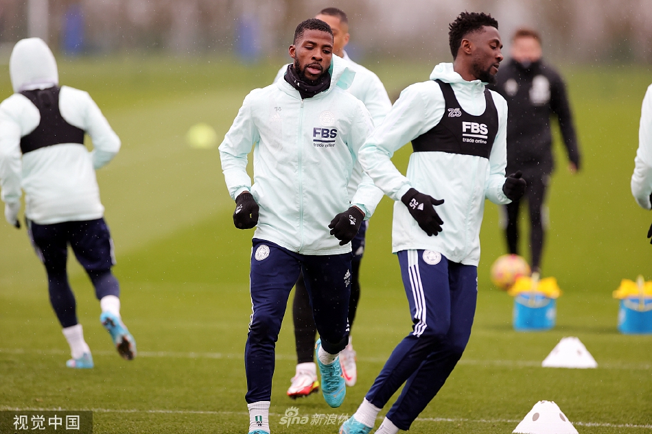 队长卡斯帕·舒梅切尔在训练中高高跃起，单手将一记势大力沉的射场托出横梁，展现了世界级门将的敏捷与制空能力。