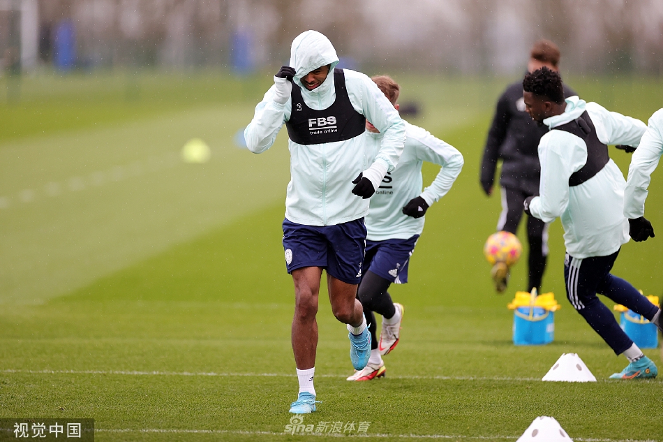 詹姆斯·麦迪逊与哈维·巴恩斯在对抗训练后边走边聊，两人面带笑容，轻松交流，展现了队友之间良好的化学反应与团队氛围。