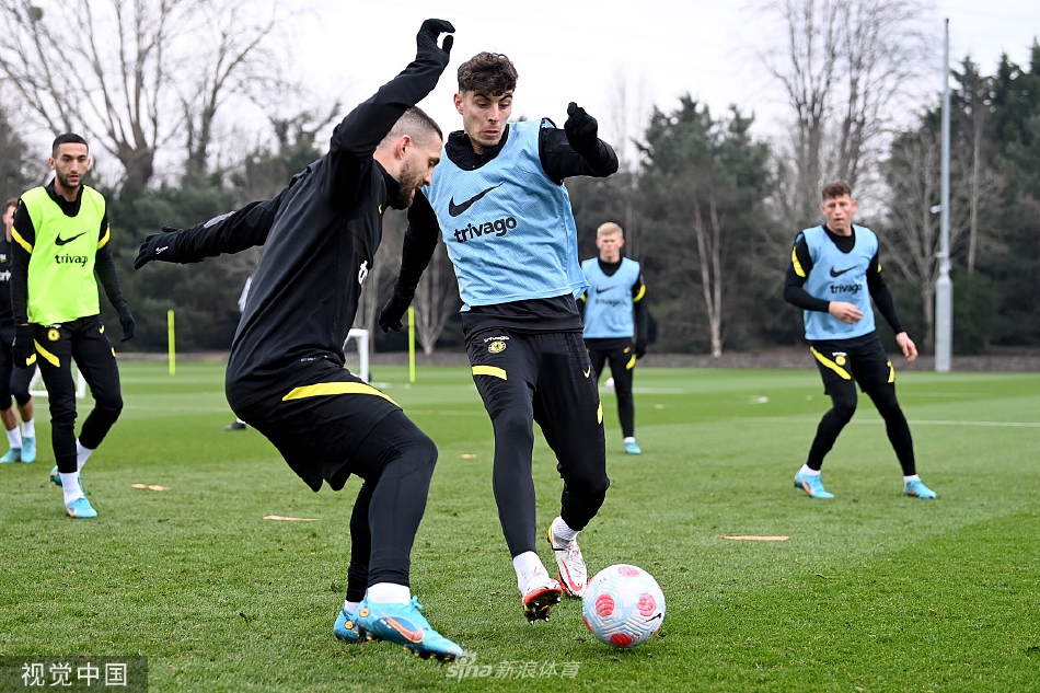 切尔西中场球员在绿茵场上紧密围成一圈，认真聆听主教练布置战术要点